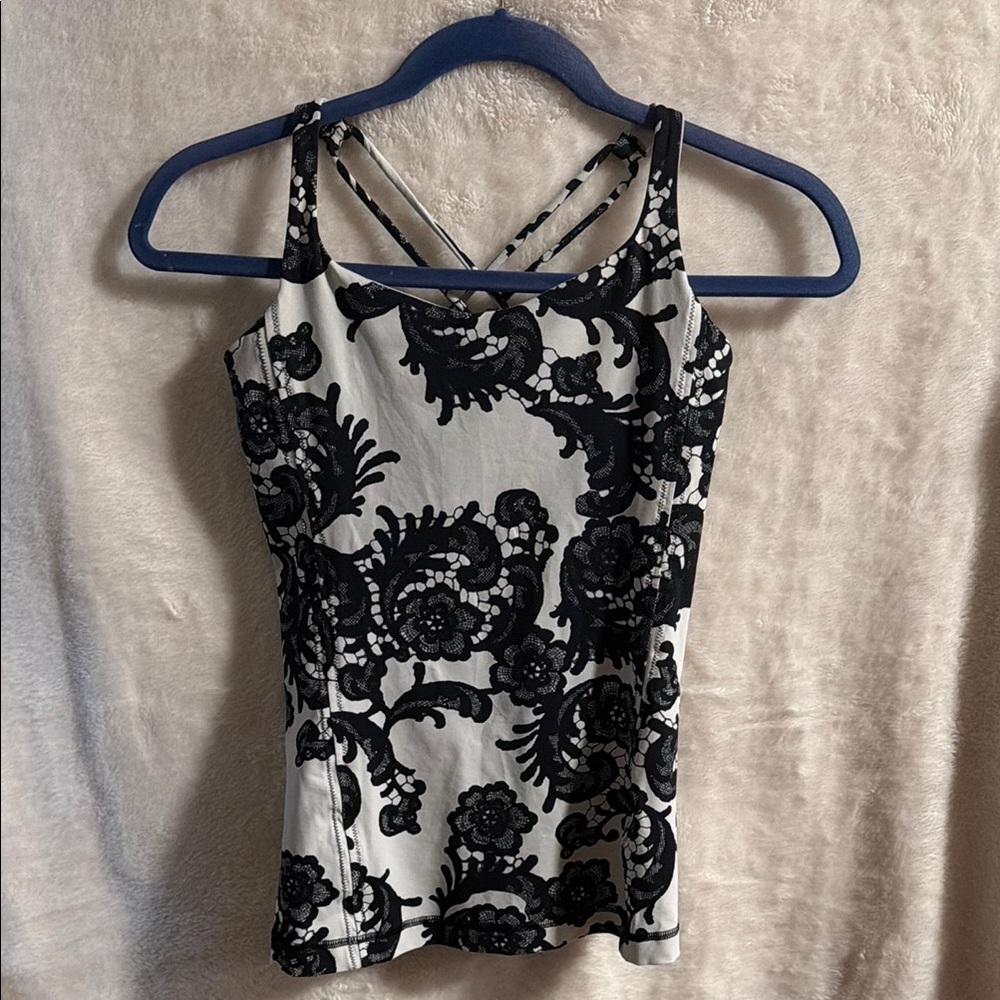 Lululemon fitted straps tank with built in bra. Size 4/6